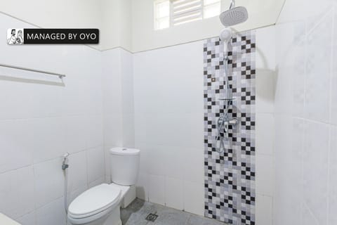 Deluxe Double Room | Bathroom | Shower, towels, soap, shampoo