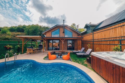 Family Bungalow | Desk, laptop workspace, free WiFi, bed sheets