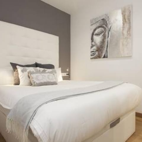 House | 2 bedrooms, desk