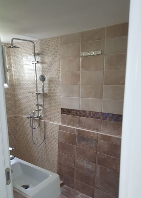 Twin Room (Double or Twin Room with External Pri) | Bathroom | Shower, towels