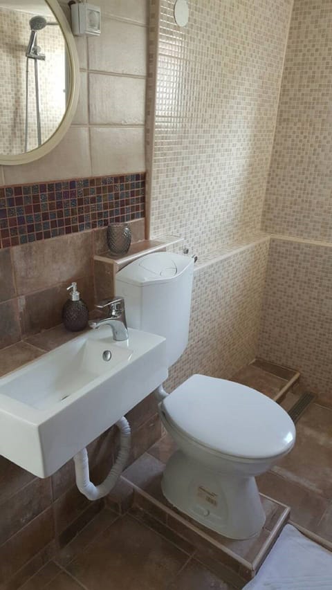 Twin Room (Double or Twin Room with External Pri) | Bathroom | Shower, towels