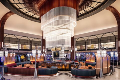 5 bars/lounges