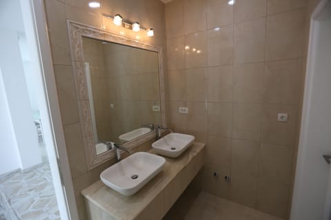 Comfort Double or Twin Room, Balcony, Hill View | Bathroom sink