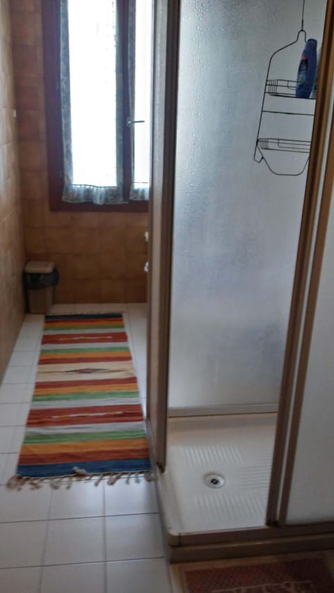 Comfort Quadruple Room | Bathroom | Soap, shampoo, toilet paper