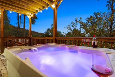 Family Cabin, Mountain View | Private spa tub