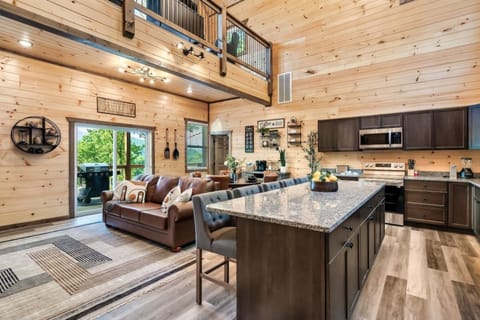 Family Cabin | Private kitchen | Fridge, microwave, oven, stovetop