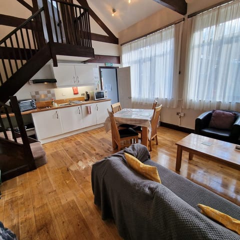 House | 1 bedroom, desk