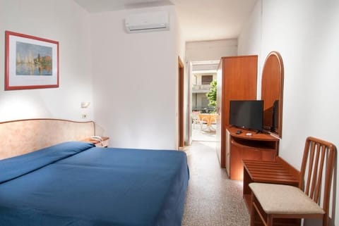 Comfort Double Room | In-room safe, desk, free WiFi, bed sheets