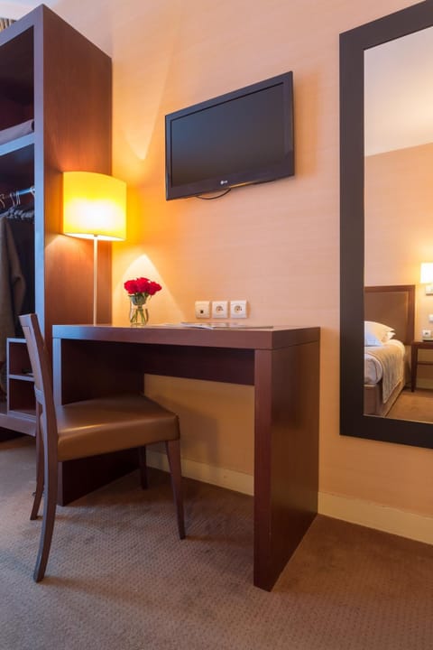 Desk, soundproofing, free WiFi, bed sheets