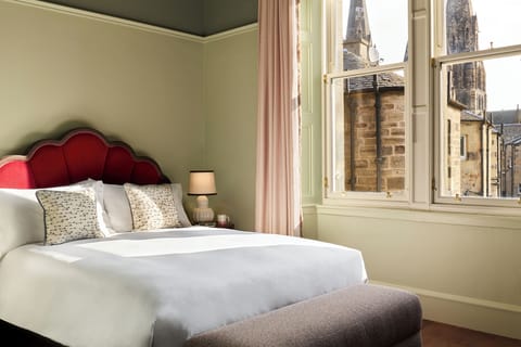 Cosy Up | Premium bedding, minibar, in-room safe, blackout drapes