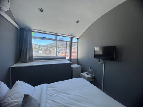 Table Mountain En-Suite | Iron/ironing board, free WiFi, bed sheets
