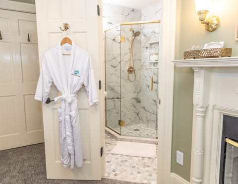 Room, 1 Queen Bed, Balcony | Bathroom | Separate tub and shower, designer toiletries, hair dryer, bathrobes