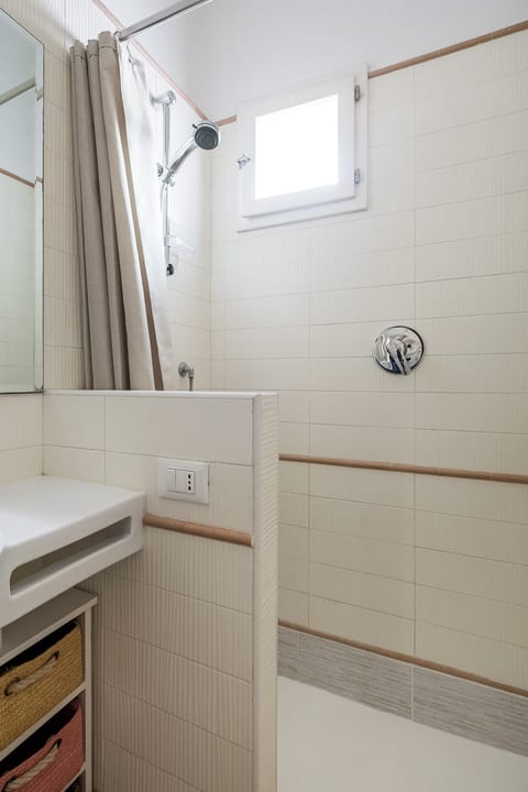 Apartment | Bathroom | Bidet, soap, shampoo, toilet paper