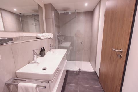 Deluxe Double Room | Bathroom | Shower, towels