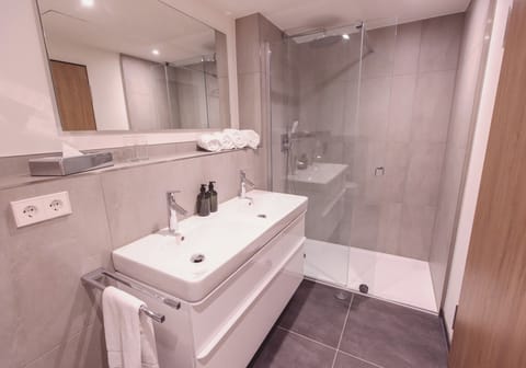 Deluxe Double Room | Bathroom | Shower, towels