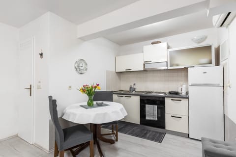 Studio (Studio Apartment) | Private kitchen | Fridge