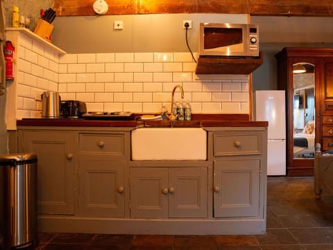 Suite, Ensuite, Garden View (Wild Goose Nest) | Private kitchen