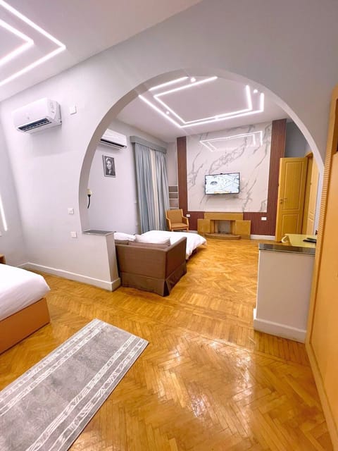 Executive Suite | Minibar, individually decorated, individually furnished, soundproofing