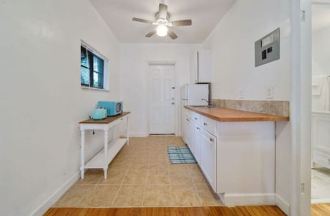 Deluxe Double Room #5 | Private kitchen | Toaster