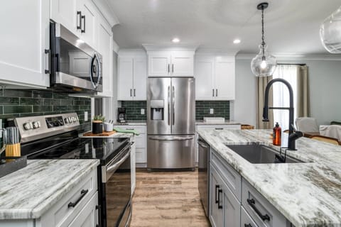 House (Linconville Nook) | Private kitchen | Cookware/dishes/utensils