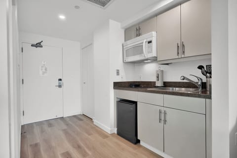 Comfort Studio, Balcony, Ocean View | Private kitchen