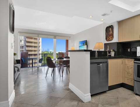 Comfort Condo, 1 King Bed with Sofa bed, Balcony, Ocean View | 1 bedroom, iron/ironing board, free WiFi