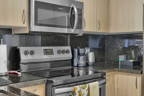 Comfort Condo, 1 King Bed with Sofa bed, Balcony, Ocean View | Private kitchen