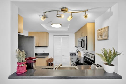 Comfort Condo, 2 Bedrooms, Balcony, Ocean View | Private kitchen