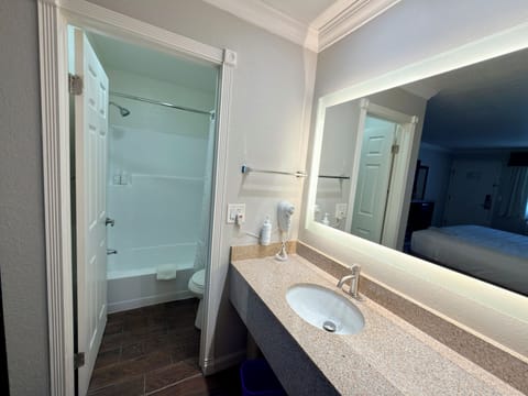 Combined shower/tub, hair dryer, towels