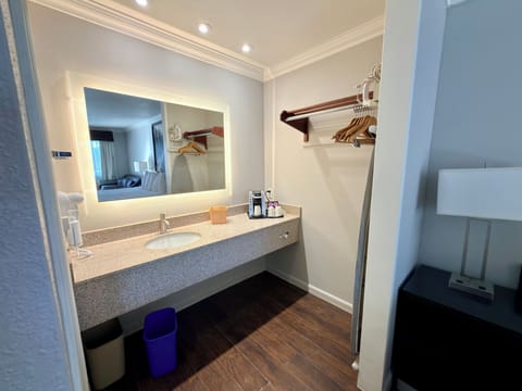 Combined shower/tub, hair dryer, towels