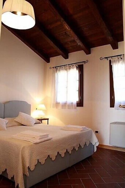 1 bedroom, down comforters, soundproofing, cribs/infant beds