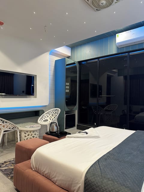 Luxury Suite, City View | Free WiFi, bed sheets