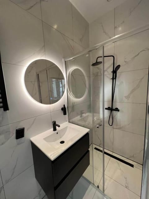 Deluxe Double Room, City View | Bathroom | Hair dryer, towels, soap, shampoo