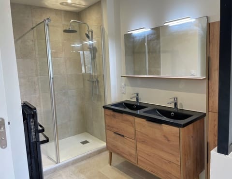 Comfort Double Room, Garden View | Bathroom | Slippers, soap, shampoo, toilet paper