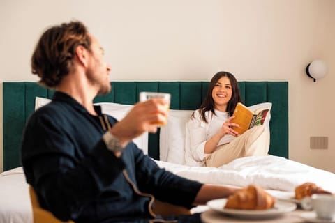 Excusive Suite With Bathtub | In-room safe, laptop workspace, blackout drapes, soundproofing