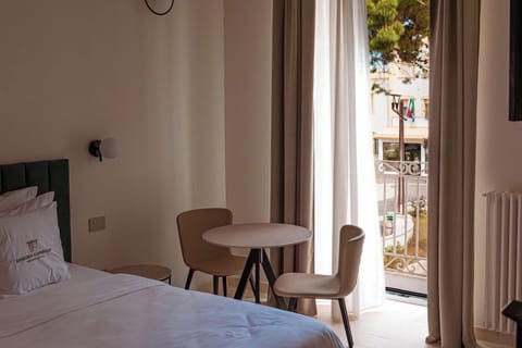 Suite Exclusive | In-room safe, laptop workspace, blackout drapes, soundproofing