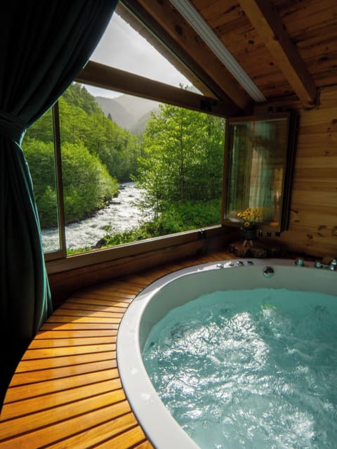 Honeymoon Chalet, River View | Soundproofing, bed sheets