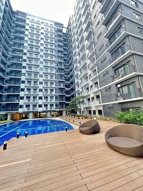 2 outdoor pools