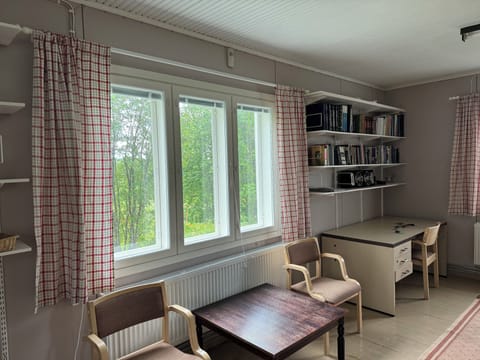 Family House, Mountain View | Living area | 50-cm flat-screen TV with digital channels, fireplace, heated floors