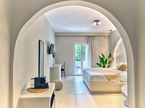 In-room safe, desk, laptop workspace, soundproofing