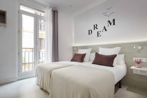 City Double Room | Free WiFi, bed sheets