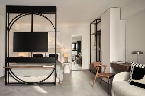 Hypo-allergenic bedding, minibar, in-room safe, desk