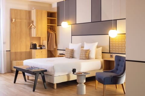 Executive Suite | Premium bedding, in-room safe, desk, laptop workspace