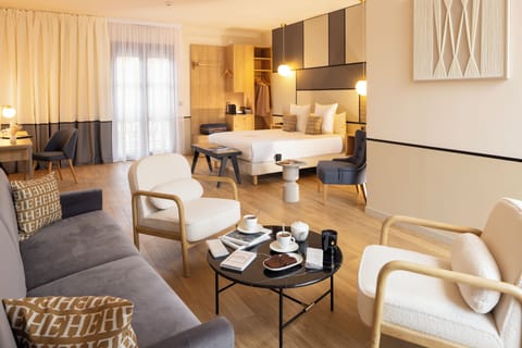 Executive Suite | Premium bedding, in-room safe, desk, laptop workspace