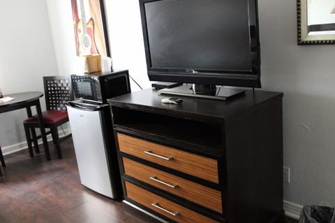 Desk, free WiFi, wheelchair access