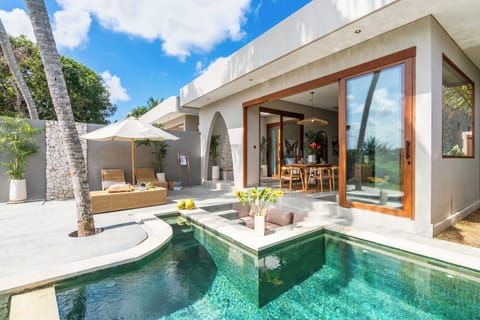 Outdoor pool, pool umbrellas, sun loungers