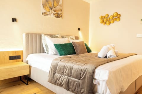 Superior Suite, Private Bathroom, Vineyard View | Egyptian cotton sheets, premium bedding, Select Comfort beds, minibar