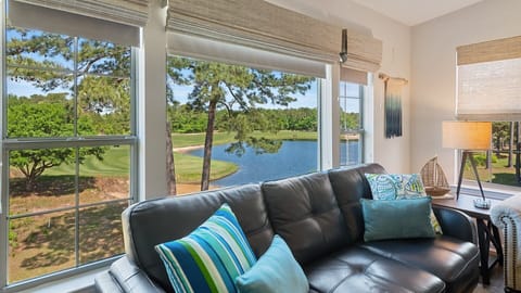Condo, 3 Bedrooms | Living area