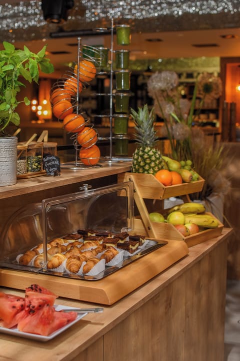 Daily buffet breakfast for a fee