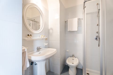 Deluxe Double or Twin Room, Lake View | Bathroom | Towels